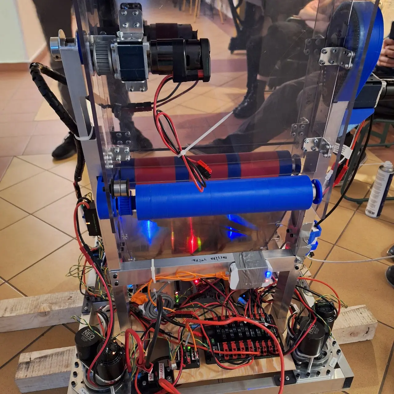 Stavba FRC robota v dílně
